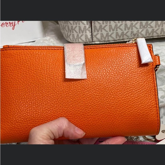 NWT Michael Kors Jet Set Front Pocket tote set in Vanilla and Clementine - Picture 2 of 16